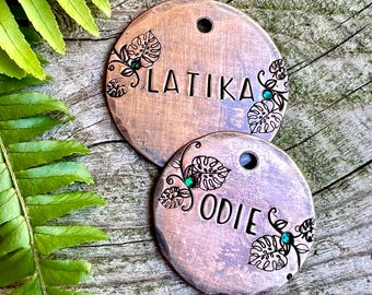 Gepersonaliseerde hondenpenning met bloemenmotief, cadeau met naam en identificatie voor uw huisdier, unieke halsbandpenning met Monstera-motief, handgemaakt bronzen naamplaatje met kristallen.