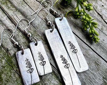 Lavendelkleurige bloemoorbellen van tin, minimalistische tuinsieraden voor haar, unieke eenvoudige zilveren bloemsieraden, cadeau voor moeder, bruidsmeisje of vriendin