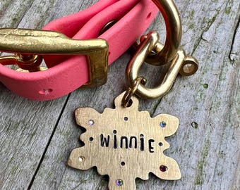 Gepersonaliseerde dik messing sneeuwvlok huisdier-ID-tags voor honden en katten met telefoonnummer - Aangepast luxe gouden winterkraaglabel voor kleine, middelgrote huisdieren