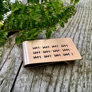 Jubiläums Geldklammer in Bronze | 8. oder 19. personalisiertes Geschenk für Ihn | Tally Mark Kundenspezifischer Geldhalter für Ruhestand oder besonderen Anlass