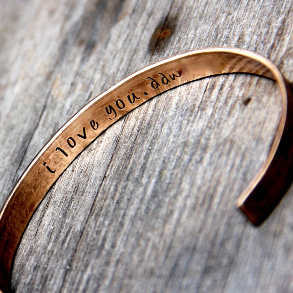 Aangepaste manchetarmband - gepersonaliseerde armband - cadeau voor vrouwen in brons of aluminium met geheime boodschap erin - handgestempelde armband