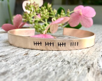 Bronze Armband zum Jubiläum | Personalisiertes 19th Geschenk für Sie, Tally Marks Armband mit geheimer Nachricht im Inneren, gehämmertes Metall Geschenk für die Frau