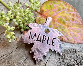 Maple Leaf Custom Dog Tag / Leaf Dog ID Tag / Autumn Pet Tag - herfsthalsband - handgestempeld ID-tag in koper met kristallen gepersonaliseerd