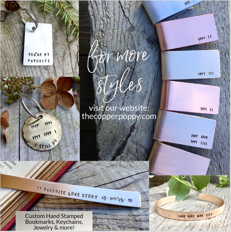 Peut inclure: Un collage de bijoux en m&eacute;tal estamp&eacute;s &agrave; la main, comprenant des porte-cl&eacute;s, des signets et des pinces &agrave; billets. Les bijoux pr&eacute;sentent divers motifs, dont les phrases "You're my favorite" et "My favorite love story is ours", ainsi qu'un symbole de c&oelig;ur. L'image comprend &eacute;galement un texte superpos&eacute; qui dit "Pour plus de styles, visitez notre site Web : thecopperpoppy.com".
