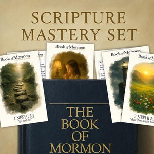 Peut inclure: Un jeu de cartes de maîtrise des Écritures avec des images et des citations du Livre de Mormon. Les cartes sont disposées sur un livre bleu avec le titre "Le Livre de Mormon".