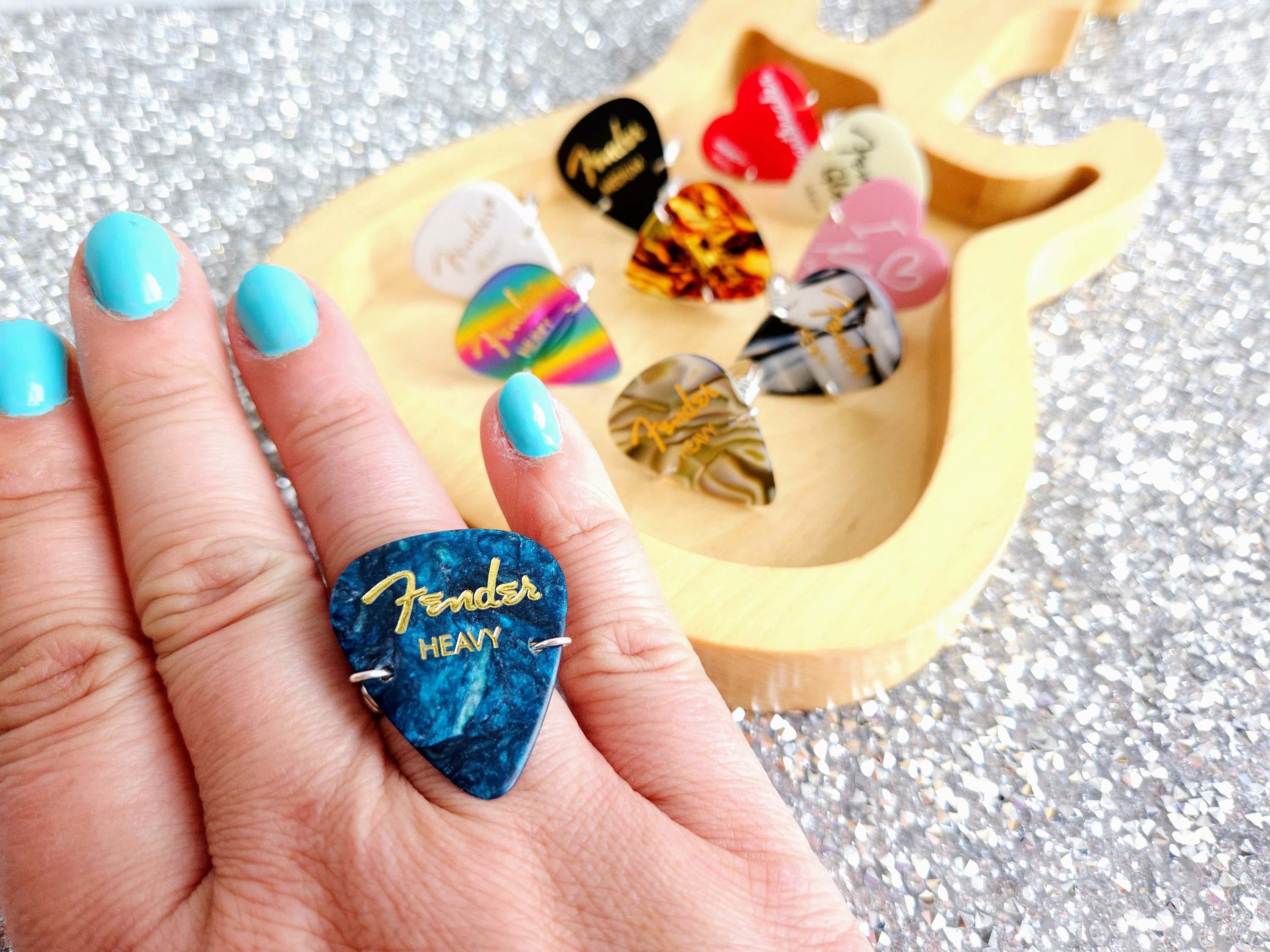 tragičan Jak vjetar Staza guitar pick ring Predškolski analiza Imati piknik