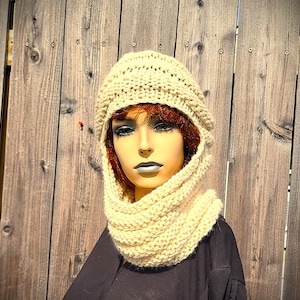 Bébé lama tricoté à la main, cagoule en soie tussah, cagoule, chauffe-tête blanc crème style cosaque