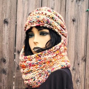 Pode incluir: Um conjunto de três canecas de cerâmica com um acabamento fosco e salpicado. Cada caneca apresenta uma cor diferente: azul claro, creme e cinza. As canecas têm um design simples e moderno com uma forma arredondada e uma alça.