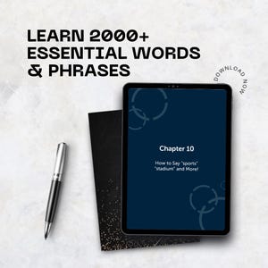 Pode incluir: Um tablet digital exibe uma tela azul escura com o texto "Capítulo 10" e "Como dizer 'esportes', 'estádio' e muito mais!". Um caderno preto, uma caneta prateada e o texto "APRENDA 2000+ PALAVRAS E FRASES ESSENCIAIS" também são visíveis.