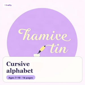 Pode incluir: Uma capa de caderno educativo quadrada com um grande círculo lavanda contendo o texto cursivo amarelo "hamive tin" e um pequeno ícone de caneta amarela. Abaixo, um retângulo branco exibe o texto azul escuro "Cursive alphabet" e "Ages 7-10 - 16 pages".