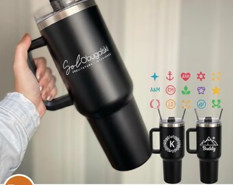 Taza de viaje aislada personalizada de 40 oz con nombre grabado.