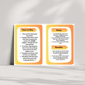 Pode incluir: Um jogo de cartas branco com detalhes em laranja e amarelo, com instruções e benefícios. O texto inclui "Como jogar", "Configuração" e "Benefícios", detalhando as regras e vantagens do jogo para a aprendizagem de idiomas.