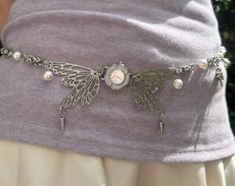 Elegante cintura con orologio e catena d'argento, perle e perline, catena da vita con ali d'angelo Y2K, catena per pantaloni con orologio vintage, accessorio da vita grintoso, cintura unica per lei