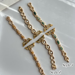 Può includere: Tre cinturini per orologi dorati con diverse decorazioni in pietra e perle. Lo stile 1 presenta pietre ovali marroni. Lo stile 2 ha perle. Lo stile 3 mostra pietre verdi. Ogni cinturino ha un connettore bianco.
