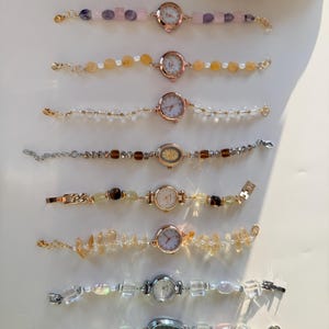 Pu&ograve; includere: Collezione di delicati orologi da polso con vari braccialetti di pietre preziose e perline. Gli orologi hanno quadranti rotondi o ovali con numeri romani. I braccialetti presentano quarzo rosa, citrino e perline di cristallo trasparente.
