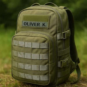 Pode incluir: Mochila t&aacute;tica verde-oliva com v&aacute;rios compartimentos, correias e fivelas. A mochila apresenta o nome "OLIVER K." em um patch. A bolsa &eacute; projetada para atividades ao ar livre e viagens.