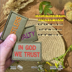 Puede incluir: Parches bordados de color verde oliva con texto en naranja, morado y rojo. Los parches incluyen las palabras "Hustlers", "Loyalty" e "In God We Trust". La imagen también muestra tamaños de parches en cm e iconos para velcro, coser y planchar.