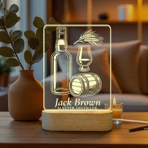 Prezent dla Mistrza Destylacji – Niestandardowa lampka nocna, Tabliczka na biurko – Prezent dla Miłośnika Bourbona, Lampka na biurko w kształcie butelki whisky, Lampka nocna dla Miłośnika Whisky