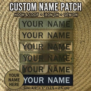 Puede incluir: Una colección de parches rectangulares personalizados con nombre en varios patrones de camuflaje y colores sólidos, con el texto YOUR NAME bordado en negro o blanco. Cada parche mide 12,5 cm por 2,5 cm, con opciones de velcro, termoadhesivo o para coser.