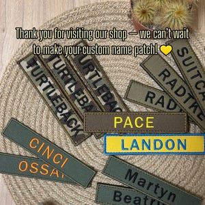 Pode incluir: V&aacute;rios patches de nome personalizados bordados em v&aacute;rias cores e fontes. Os patches incluem nomes como "TURTLEBACK", "PACE" e "LANDON". Os patches s&atilde;o bordados em tecido e s&atilde;o exibidos em uma superf&iacute;cie tecida.