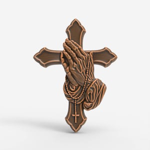 Peut inclure: Croix de couleur bronze avec des mains jointes en prière et un chapelet. La croix présente des bords ornés et un petit crucifix en bas. Les mains sont jointes, avec une texture détaillée. Symbole religieux.