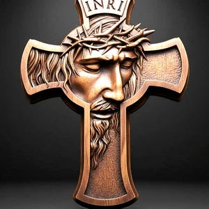 Può includere: Una croce di legno con un'intagliatura dettagliata di un volto che indossa una corona di spine. La croce ha le lettere "INRI" in alto. L'intaglio è in tonalità marroni e ha un effetto tridimensionale.