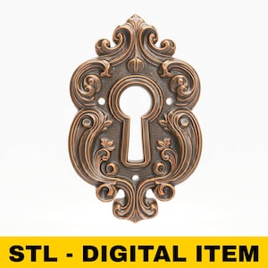 Op de afbeelding: Omsierd bronzen sleutelgatdeksel met een decoratief, wervelend ontwerp. Het sleutelgat is gecentreerd en de afdekking heeft een symmetrische vorm. De tekst "STL - DIGITAL ITEM" wordt weergegeven in een gele banner aan de onderkant.