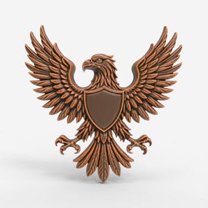 Può includere: Emblema di aquila color bronzo con ali spiegate e uno scudo. L'aquila ha piume dettagliate e un'espressione feroce. Lo scudo è centrato sul petto dell'aquila. L'emblema è probabilmente un elemento decorativo o un simbolo di autorità.