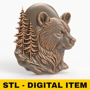 Puede incluir: Escultura en relieve de color bronce de la cabeza de un oso con detalles de pelaje y rasgos faciales. Dos pinos estilizados están en el lado izquierdo. El texto "STL - DIGITAL ITEM" está en una barra amarilla en la parte inferior.