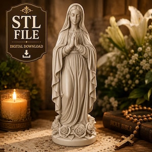 Puede incluir: Una estatua beige de la Virgen María con las manos juntas en oración, sobre una base decorada con rosas. La imagen incluye el texto STL FILE DIGITAL DOWNLOAD con un icono de flecha hacia abajo en un marco decorativo marrón oscuro.