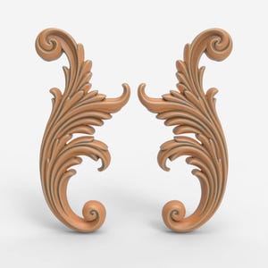 Puede incluir: Dos tallas de madera decorativas simétricas de color marrón claro. Cada talla presenta un diseño de hojas estilizadas y arremolinadas con un rollo en la parte superior e inferior. Las tallas son probablemente para muebles o adornos arquitectónicos.