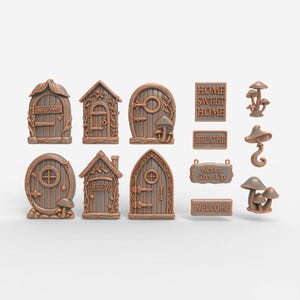 Op de afbeelding: Een verzameling miniatuur feeëndeuren, borden en paddenstoelen in bruine en grijze tinten. De deuren hebben verschillende vormen en ontwerpen, met de woorden "WELCOME" en "BELIEVE" zichtbaar. De borden lezen "HOME SWEET HOME", "BREATHE", "Never Give Up" en "WELCOME".