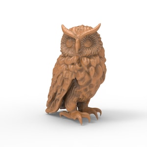 Puede incluir: Figura de búho marrón detallada, con plumas texturizadas y ojos grandes y redondos. El búho está posado erguido, mostrando sus garras y un pico detallado. Es un artículo decorativo, probablemente para la decoración del hogar.