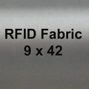 Peut inclure: Gros plan sur un tissu de couleur argent avec le texte "RFID Fabric 9 x 42" imprim&eacute; dessus.