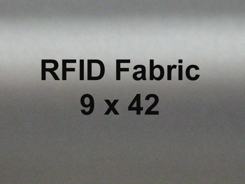 Peut inclure: Gros plan sur un tissu de couleur argent avec le texte "RFID Fabric 9 x 42" imprim&eacute; dessus.