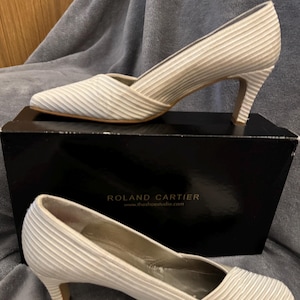 Sapato de noiva vintage genuíno Roland Cartier em cetim marfim com salto pequeno