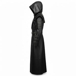 Puede incluir: Un abrigo largo de cuero negro con dise&ntilde;o de capucha. El abrigo presenta una cintura con cintur&oacute;n, detalles en los hombros y m&uacute;ltiples hebillas. El abrigo est&aacute; dise&ntilde;ado con una falda larga y fluida.