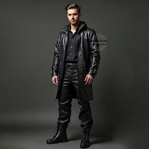 K&ouml;nnte beinhalten: Ein schwarzer Ledermantel mit Kapuze, Rei&szlig;verschluss und G&uuml;rtel. Der Mantel hat einen Stehkragen und zwei Taschen auf der Vorderseite. Das Model tr&auml;gt eine schwarze Hose und schwarze Stiefel.