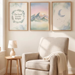 Pode incluir: Três impressões de arte em aquarela emolduradas. Uma apresenta o texto "The Lord is your Keeper" com uma coroa verde. Outra retrata montanhas ao pôr do sol. A terceira mostra uma lua crescente e constelações. Uma poltrona bege.