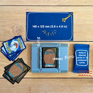 Könnte beinhalten: Ein hellblauer Kartenhalter mit einer Magic-Karte im Inneren, neben einem blauen Päckchen, das 8 Karten mit Hülle oder 12 Karten ohne Hülle fasst. Eine blaue Karte mit den Maßen 148 x 125 mm ist ebenfalls abgebildet, zusammen mit mehreren Pokémon- und Magic-Karten.