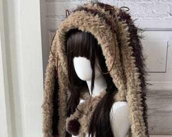 ヴィンテージブラウンのウサギ耳フード付き帽子 - 気まぐれなフェイク