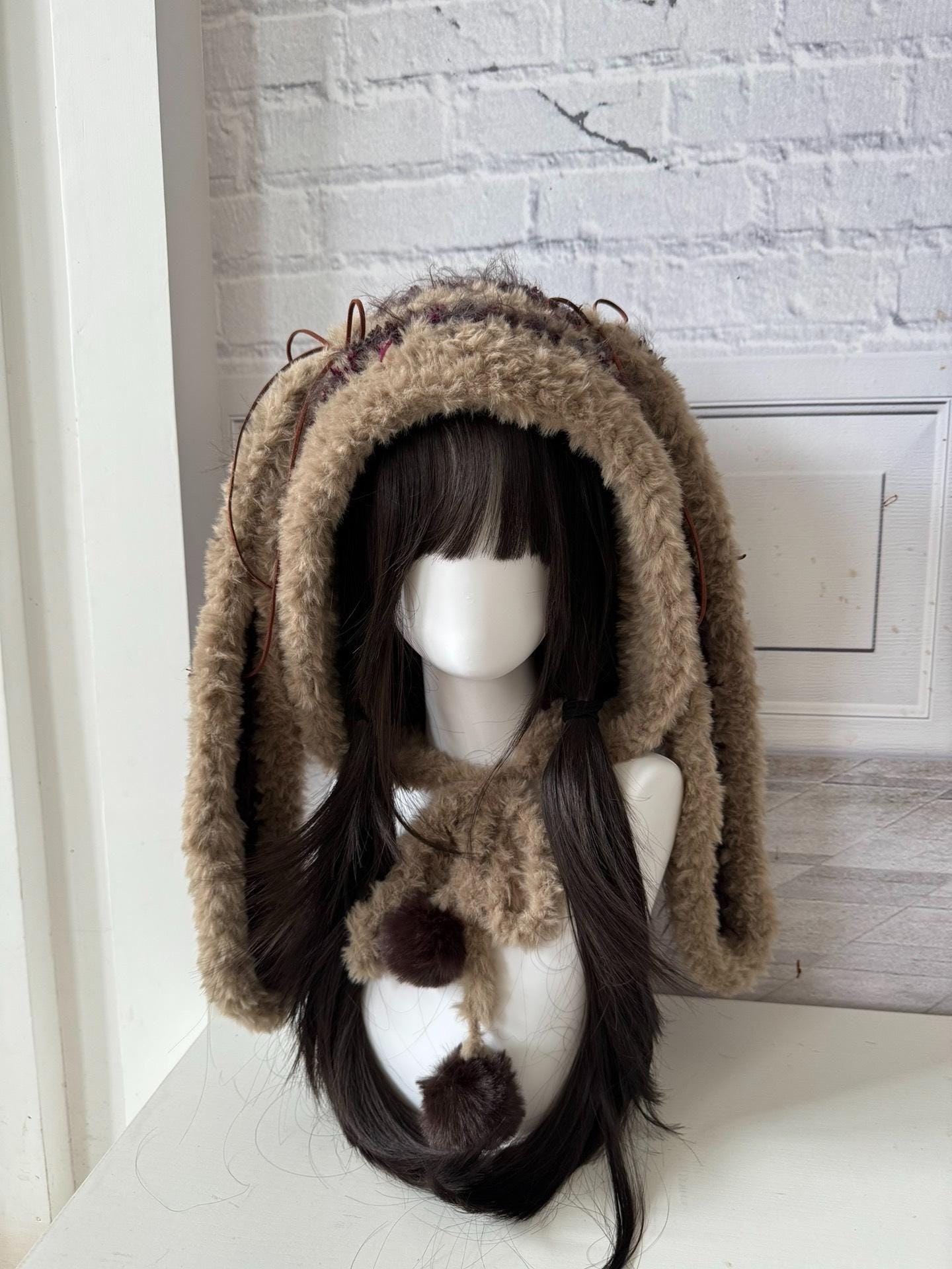 ヴィンテージブラウンのウサギ耳フード付き帽子 - 気まぐれなフェイク