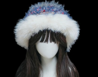 Sombrero de pescador esponjoso de Fairycore hecho a mano - Festival de invierno azul y blanco