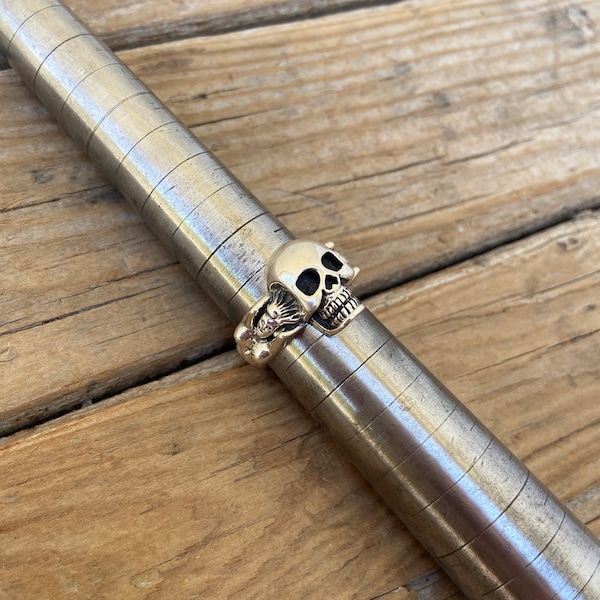 Skull ring in sterling silver with nude ladies