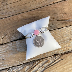 Mooie roze schelpmanchetarmband, handgemaakt in sterling zilver met een roze schelpcabochon