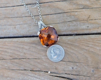 Prachtige Madeira citrien ketting handgemaakt in sterling zilver met een prachtig kussengesneden Madeira citrien