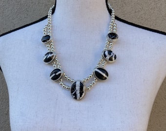 Beautiful White Buffalo necklace and earring set handmade and signed by a Navajo silversmith in sterling sliver 925 with gorgeous stones