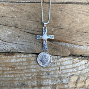 EN OFERTA Colgante cruz Búfalo Blanco hecho a mano en plata de ley 925 con una piedra Búfalo Blanco con alto brillo