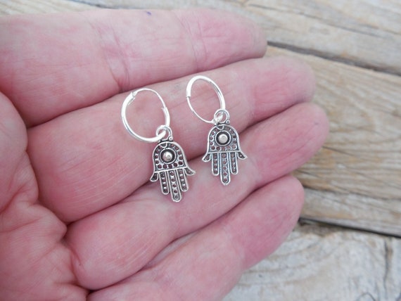Coppia di piccoli orecchini a cerchio in argento sterling con mano di Hamsa di Fatima Huggies, gioielli a cerchio geometrici in argento sterling, bestseller quadrato moderno e delicato - Italia