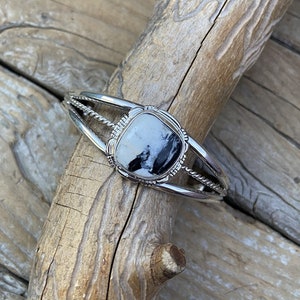 Brazalete de puño de búfalo blanco hecho a mano en plata de primera ley 925 con una preciosa piedra de Búfalo Blanco